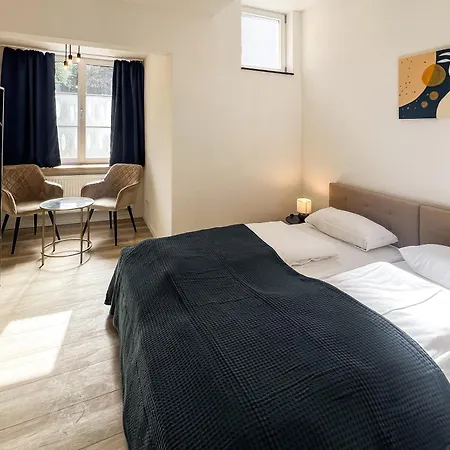 3 Bedroom Altstadtwohnung Mit Parkplatz, Tolle Lage In Schwaebisch Hall, Bis 8 Personen * שווביש האל