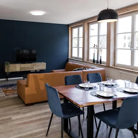 Apartment 3 Bedroom Altstadtwohnung Mit Parkplatz, Tolle Lage In Schwaebisch Hall, Bis 8 Personen