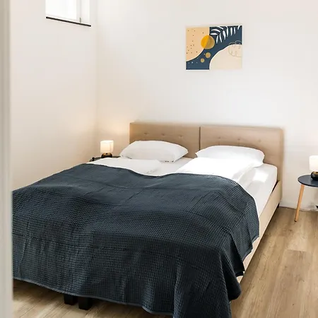 3 Bedroom Altstadtwohnung Mit Parkplatz, Tolle Lage In Schwaebisch Hall, Bis 8 Personen * שווביש האל