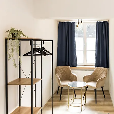 Apartment 3 Bedroom Altstadtwohnung Mit Parkplatz, Tolle Lage In Schwaebisch Hall, Bis 8 Personen